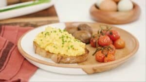gordon ramsay makes scrambled and fried eggs cooking with gordon hexclad
