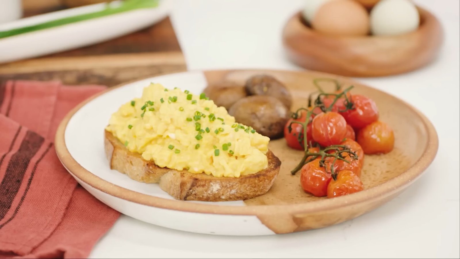 Gordon Ramsay scrambled eggs on toast in my lodge pot : r/castiron